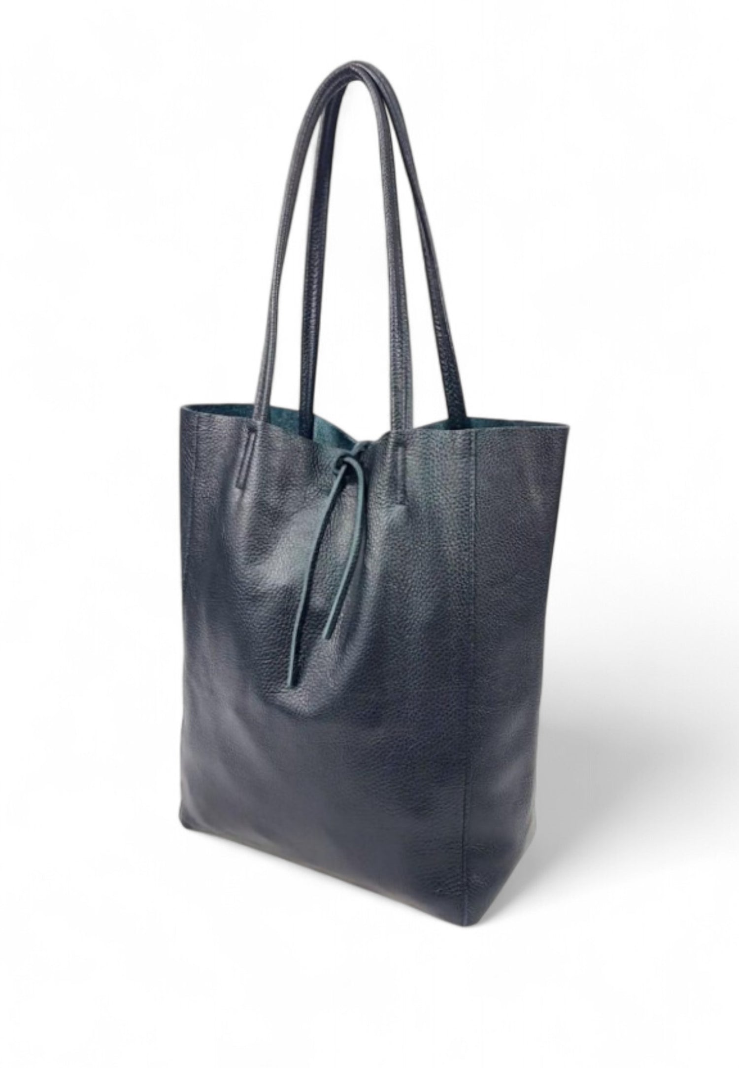 Geantă shopper neagră din piele naturală, cu formă clasică și detalii simple.