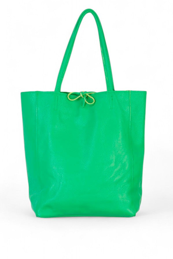 Geantă din piele verde intens, tip shopper, cu șnur și mânere lungi pentru purtare comodă.