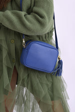 Geantă de damă albastra din piele ecologică, cu breloc tip ciucure și curea ajustabilă