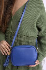 Geantă de damă albastra din piele ecologică, cu breloc tip ciucure și curea ajustabilă