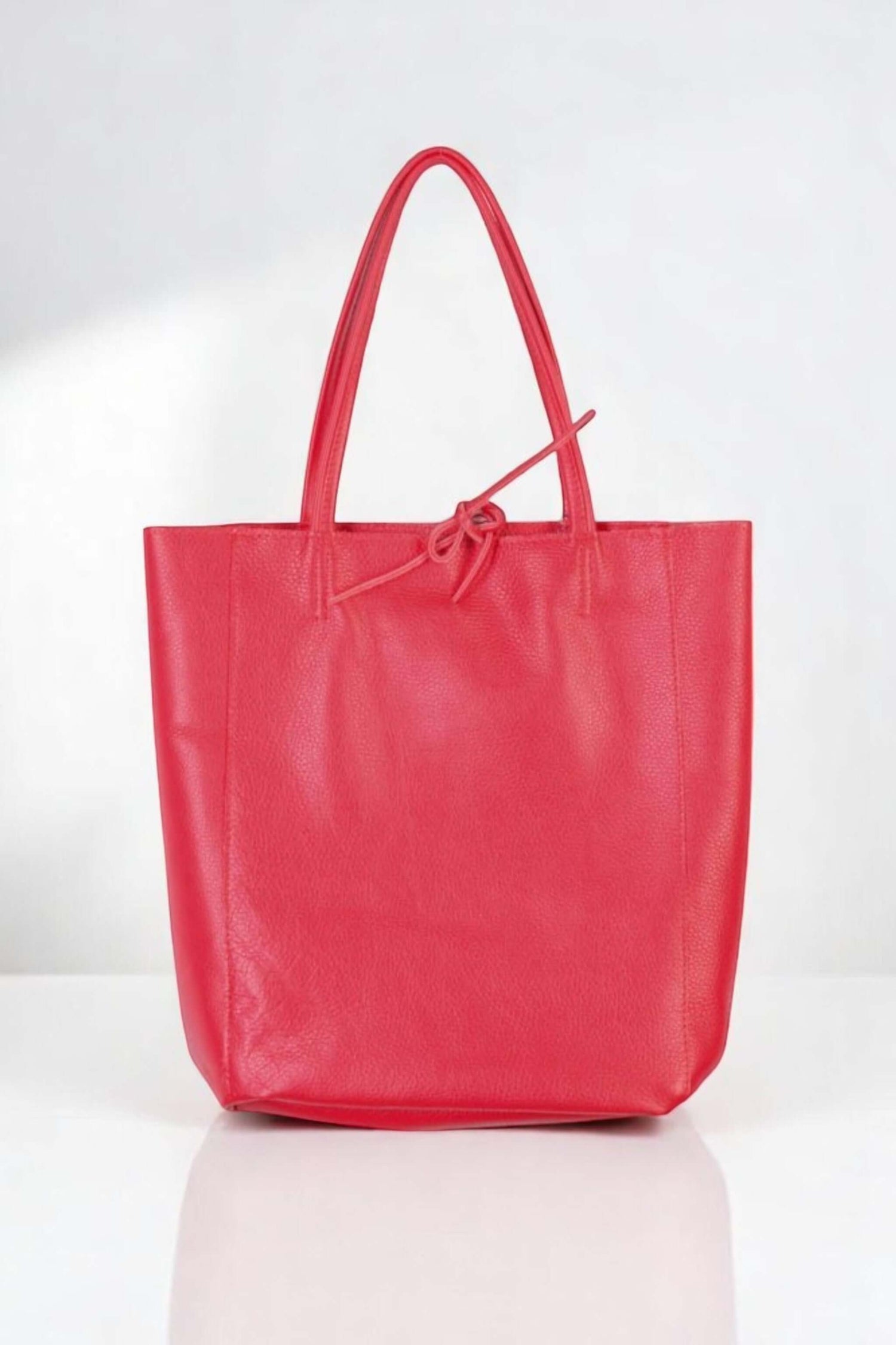 Geantă tote rosie din piele naturală, cu design clasic și închidere cu șnur, ideală pentru un look urban rafinat