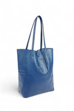 Geantă tote albastru din piele naturală, cu design clasic și închidere cu șnur, ideală pentru un look urban rafinat