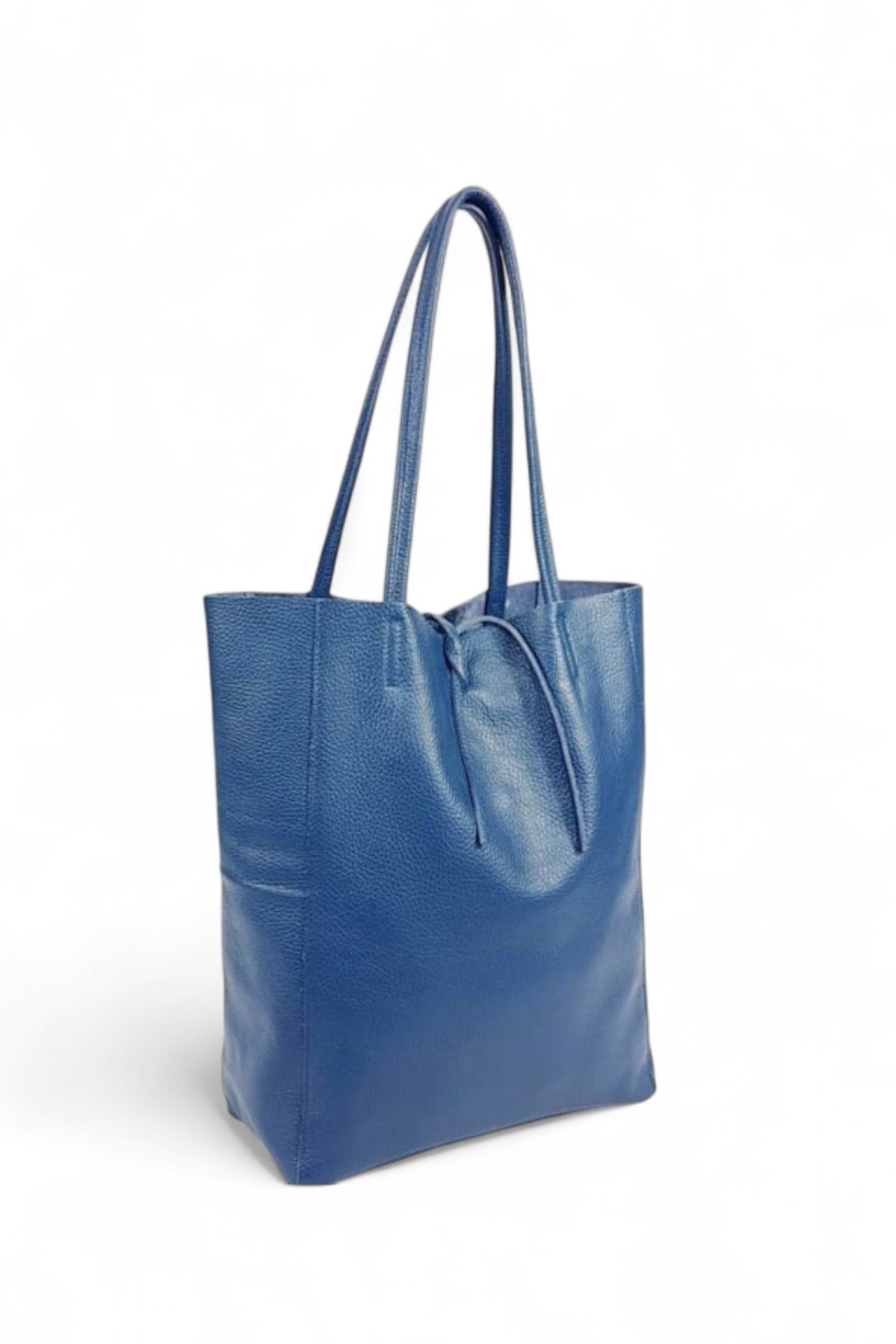 Geantă tote albastru din piele naturală, cu design clasic și închidere cu șnur, ideală pentru un look urban rafinat