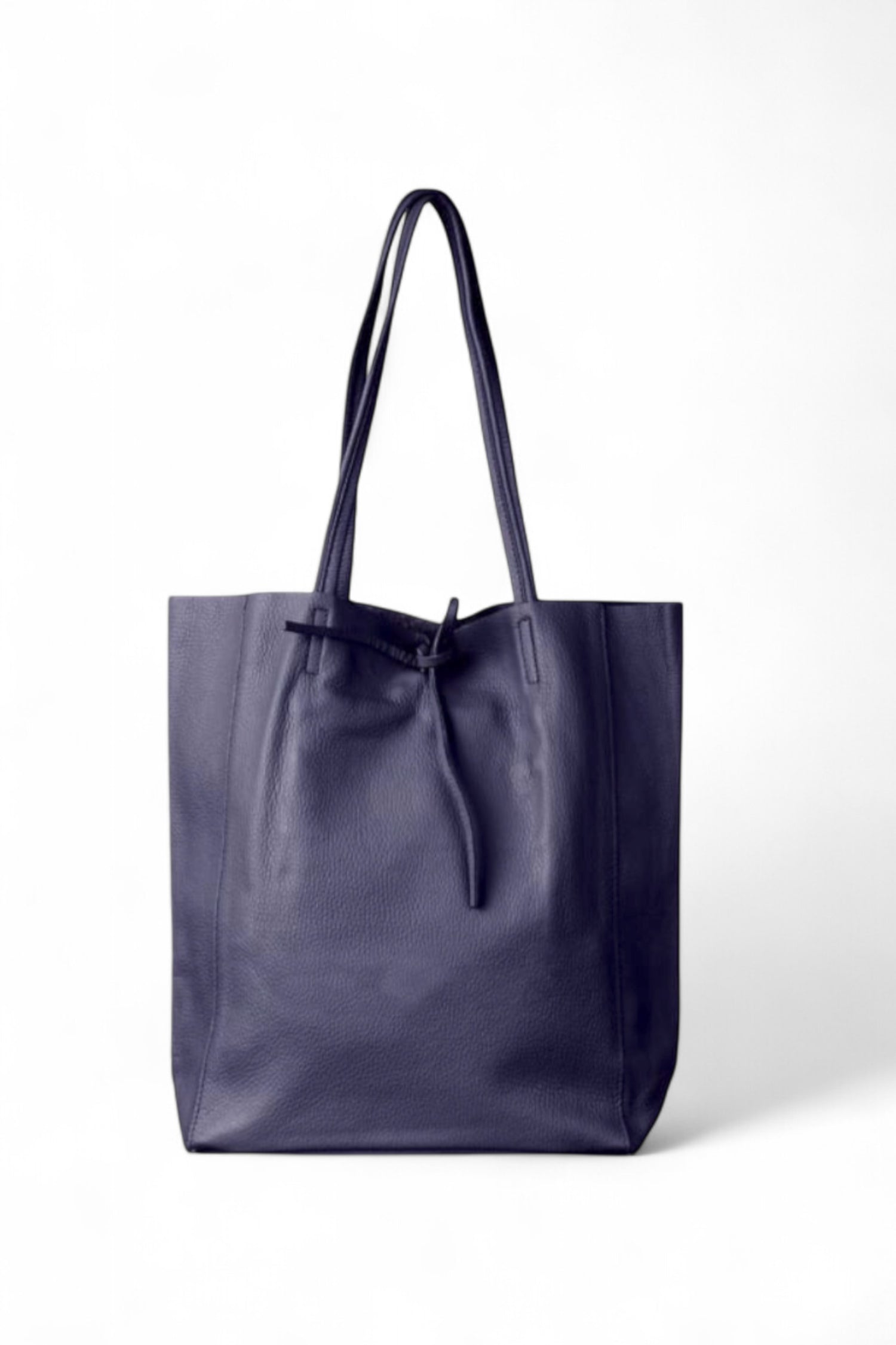 Geantă tote bleumarin din piele naturală, cu design clasic și închidere cu șnur, ideală pentru un look urban rafinat