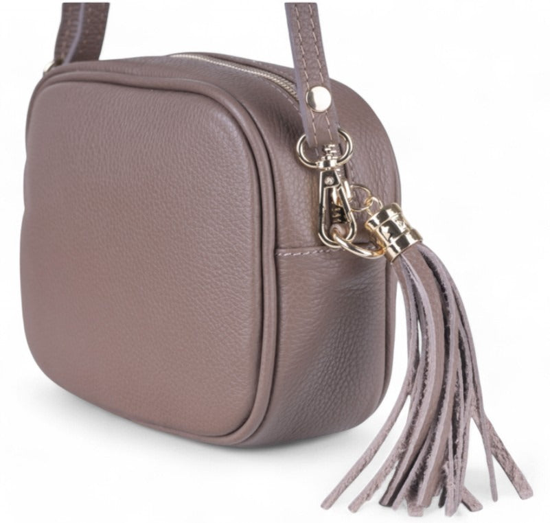  Geantă crossbody din piele naturală, culoare bej, cu breloc tip ciucure și fermoar auriu
