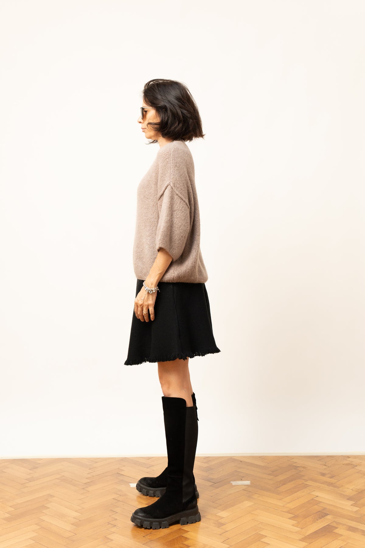 Pulover oversized din mohair cu umeri căzuți și mânecă scurtă, în nuanța bej, vedere laterală.