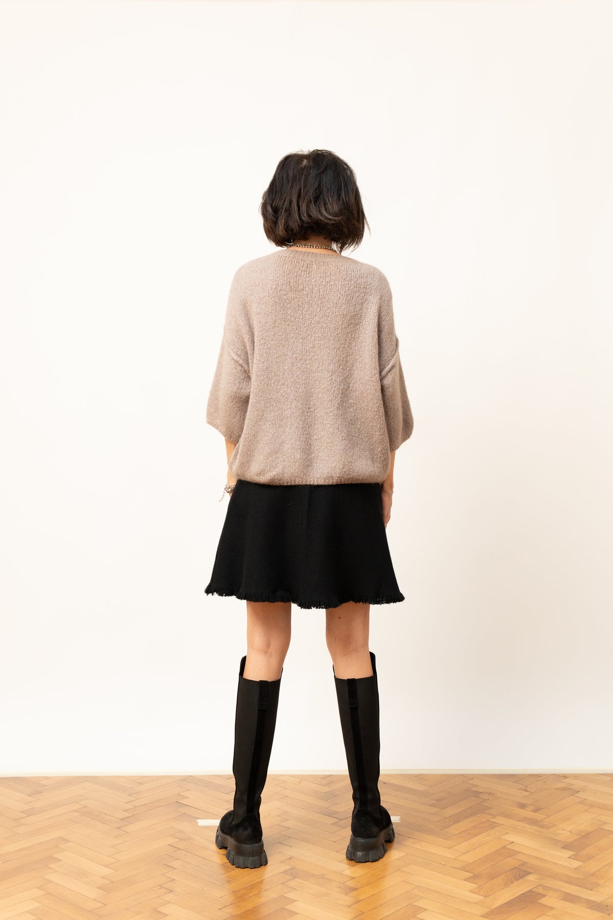 Pulover oversized din mohair cu umeri căzuți și mânecă scurtă, în nuanța bej, vedere din spate.