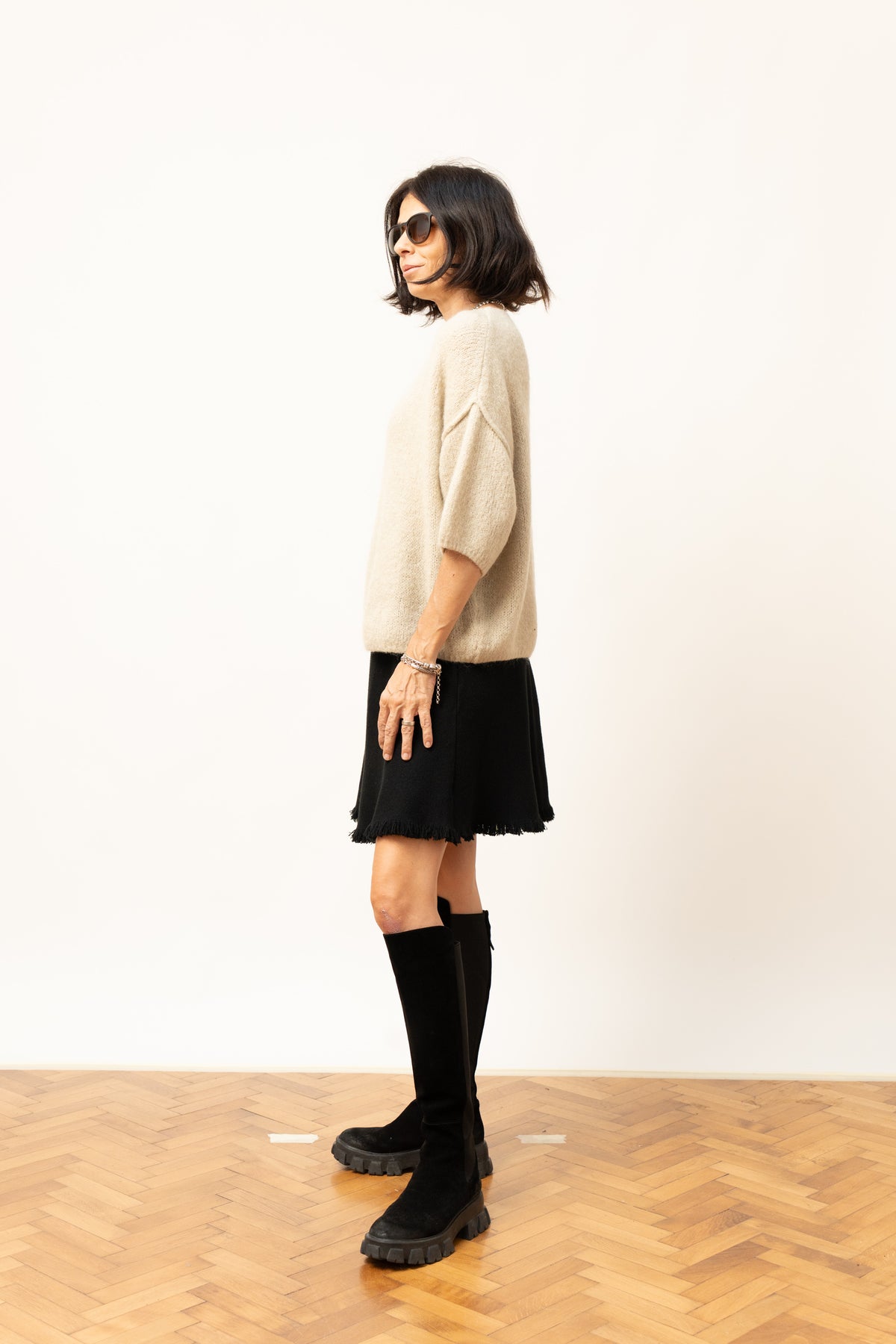 Pulover oversized din mohair cu umeri căzuți și mânecă scurtă, în nuanța crem, vedere din față.