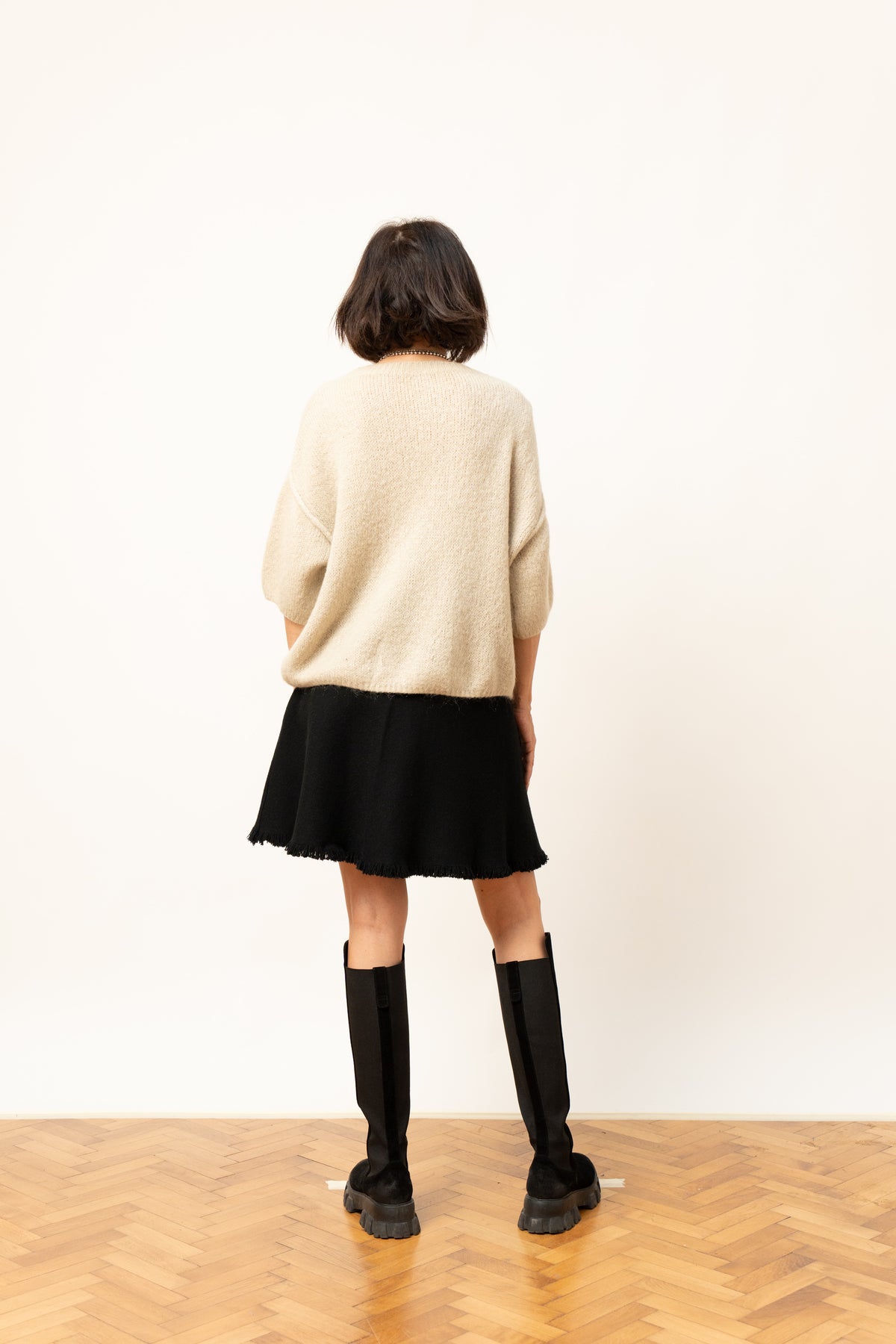 Pulover oversized din mohair cu umeri căzuți și mânecă scurtă, în nuanța crem, vedere laterală.