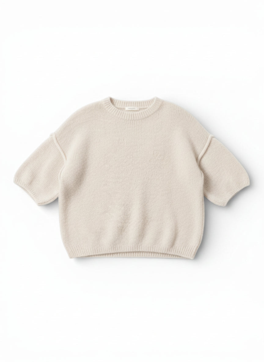 Pulover oversized din mohair cu umeri căzuți și mânecă scurtă, în nuanța ivoire, vedere frontală.