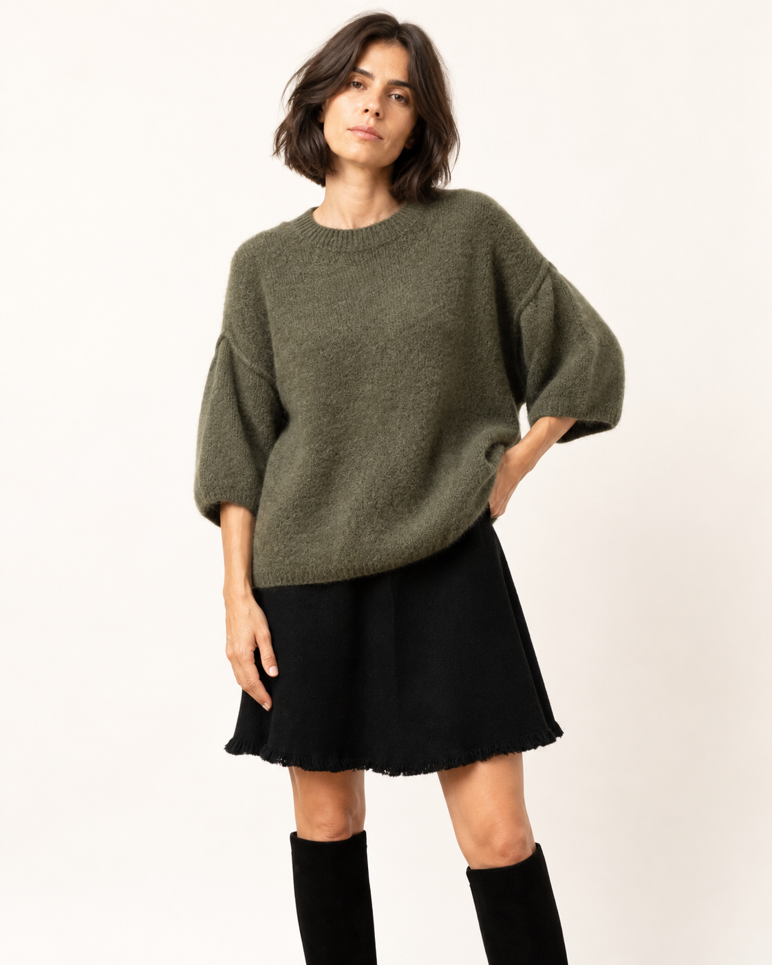 Pulover oversized din mohair cu umeri căzuți și mânecă scurtă, în nuanța kaki, vedere frontală.