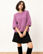 Pulover oversized din mohair cu umeri căzuți și mânecă scurtă, în nuanța lila, vedere frontală.
