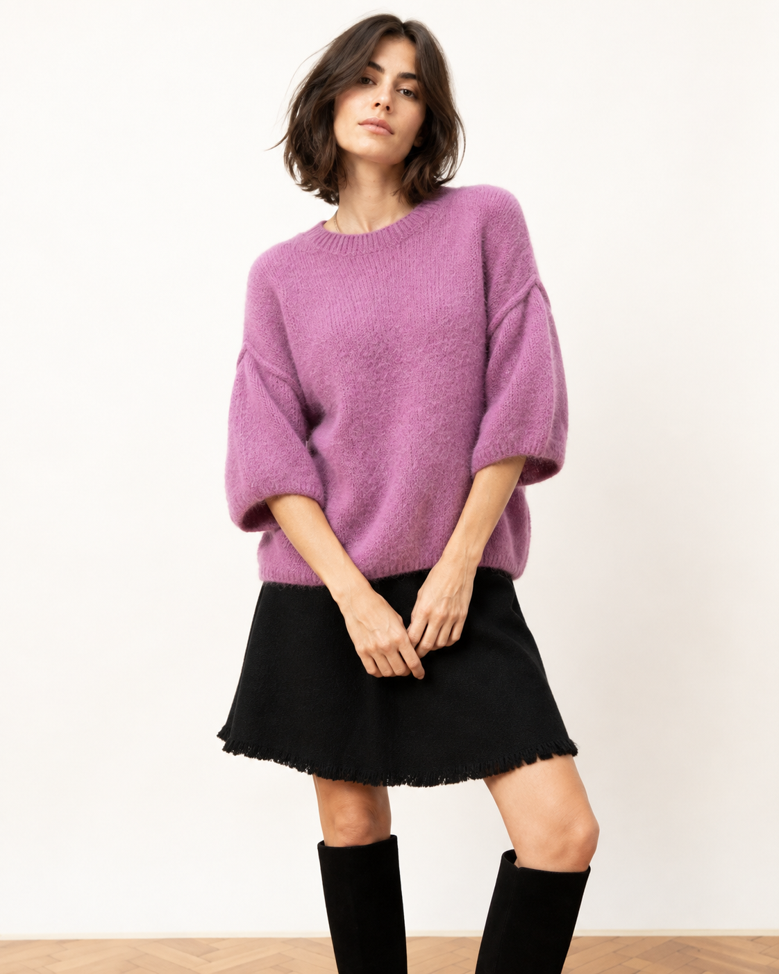 Pulover oversized din mohair cu umeri căzuți și mânecă scurtă, în nuanța lila, vedere frontală.