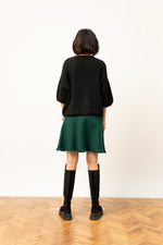 Pulover oversized din mohair cu umeri căzuți și mânecă scurtă, purtat într-o ținută casual.