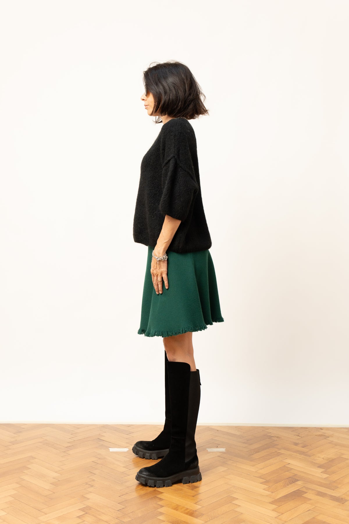Pulover oversized din mohair cu umeri căzuți și mânecă scurtă, în nuanța negru, vedere laterală.
