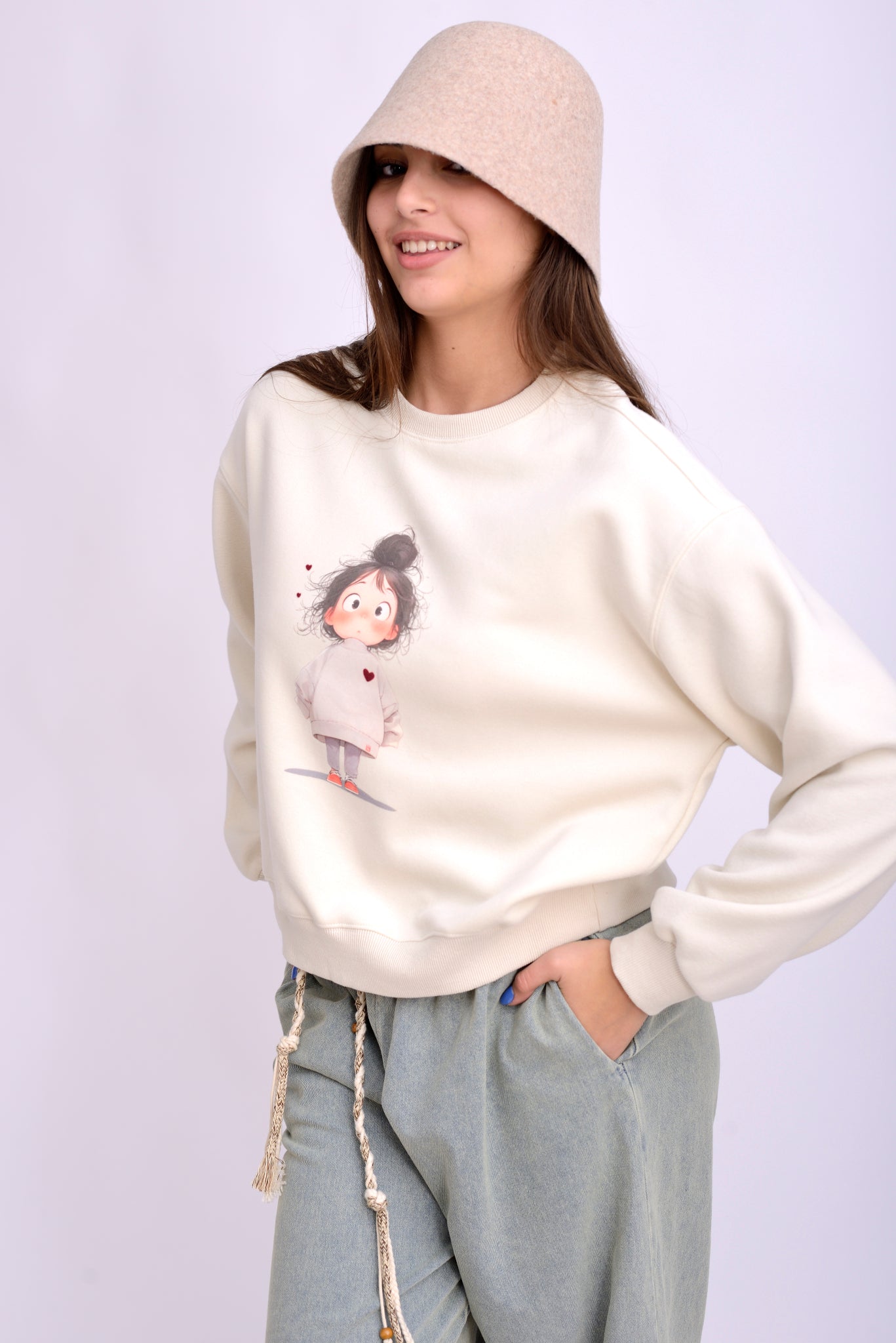 Hanorac crem cu imprimeu feminin, din bumbac moale, purtat pe model cu pantaloni largi.