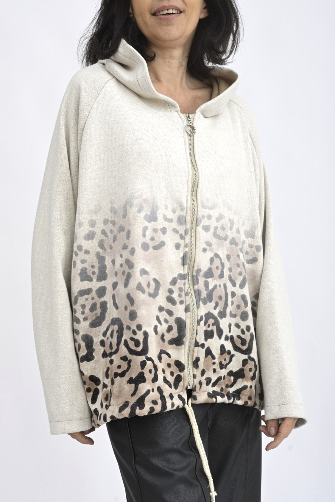 Detaliu de print degradé cu motiv animal print pe hanorac lejer din vâscoză.