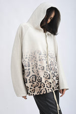 Detaliu glugă și fermoar metalic la hanorac din vâscoză cu aspect relaxat.