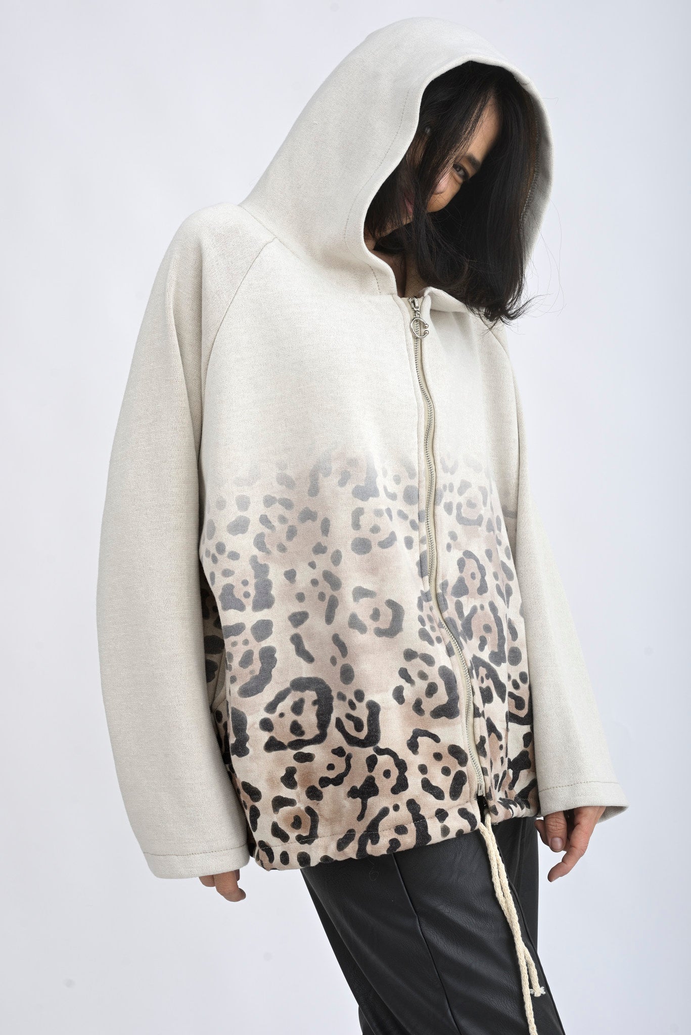 Detaliu glugă și fermoar metalic la hanorac din vâscoză cu aspect relaxat.