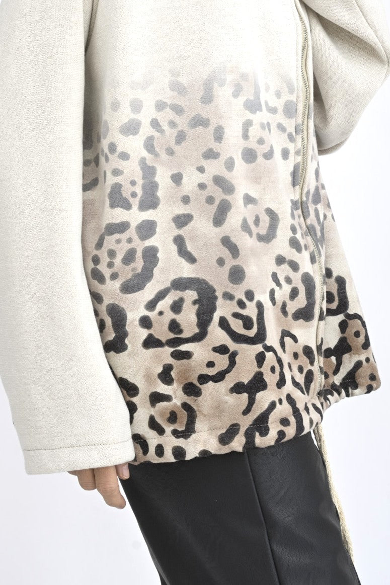 Hanorac bej cu glugă și fermoar frontal, cu print degradé animal print în partea inferioară.