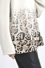 Hanorac bej cu glugă și fermoar frontal, cu print degradé animal print în partea inferioară.