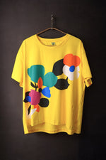 Tricou galben din bumbac cu imprimeu floral abstract, croială lejeră și umeri căzuți.