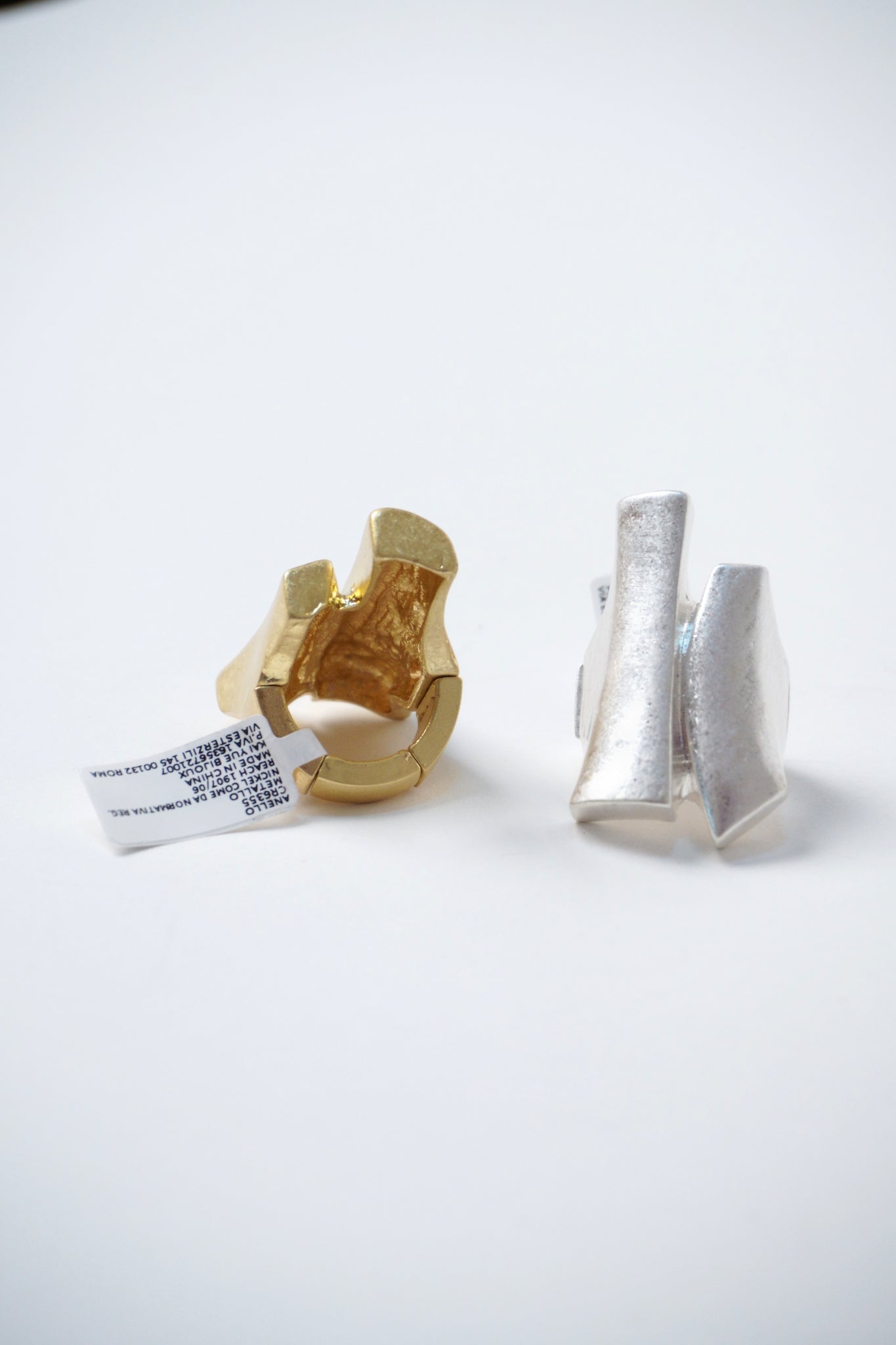 Spatele unui inel masiv ajustabil, realizat din segmente metalice unite prin elastic, pentru adaptabilitate și confort.