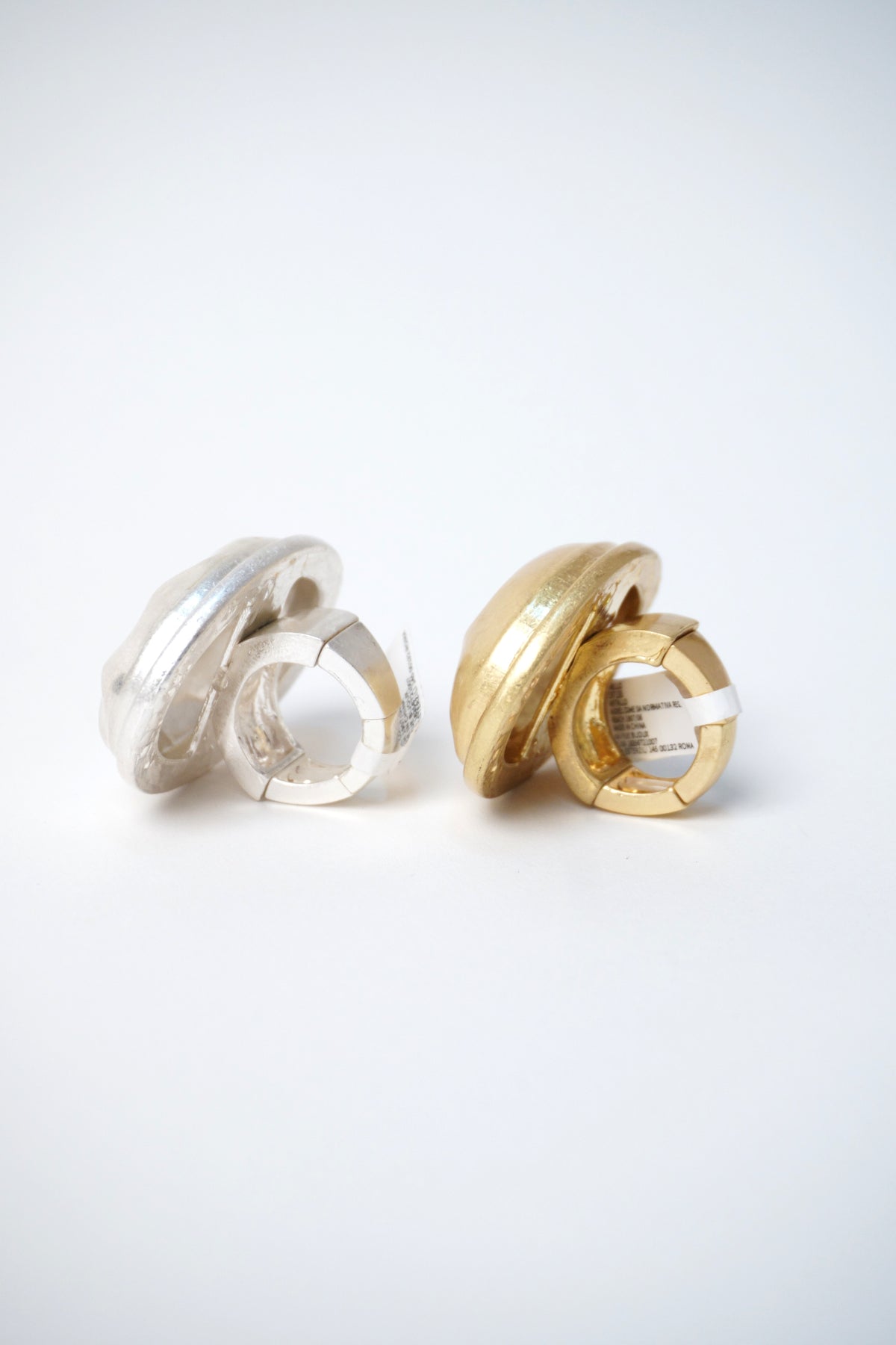 Inel masiv din metal, ajustabil prin elastic, finisaj argintiu, nickel tested, diametru 1.9 cm