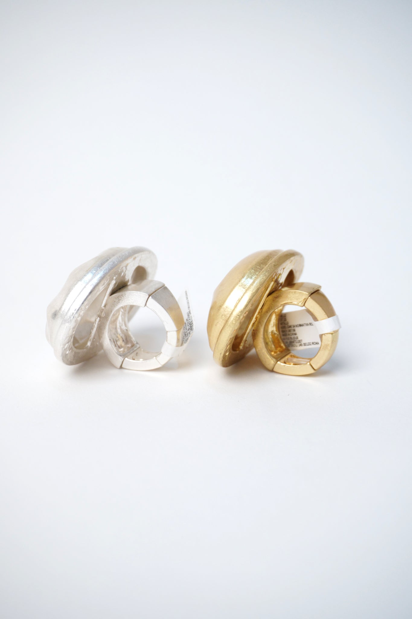 Inel masiv din metal, ajustabil prin elastic, finisaj argintiu, nickel tested, diametru 1.9 cm