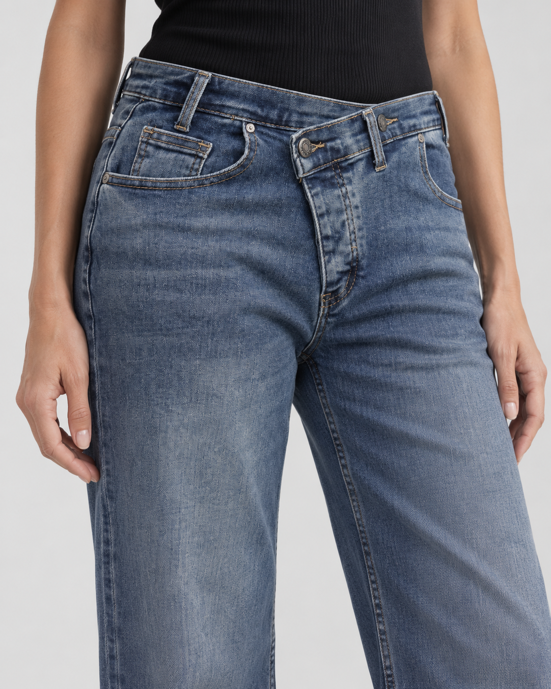 Jeans drepți cu slit oblic cu nasturi, detaliu slit cu nasturi