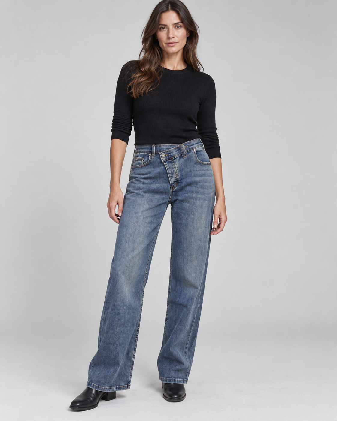 Jeans drepți cu slit oblic cu nasturi