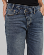 Jeans drepți cu slit oblic cu nasturi, detaliu slit cu nasturi