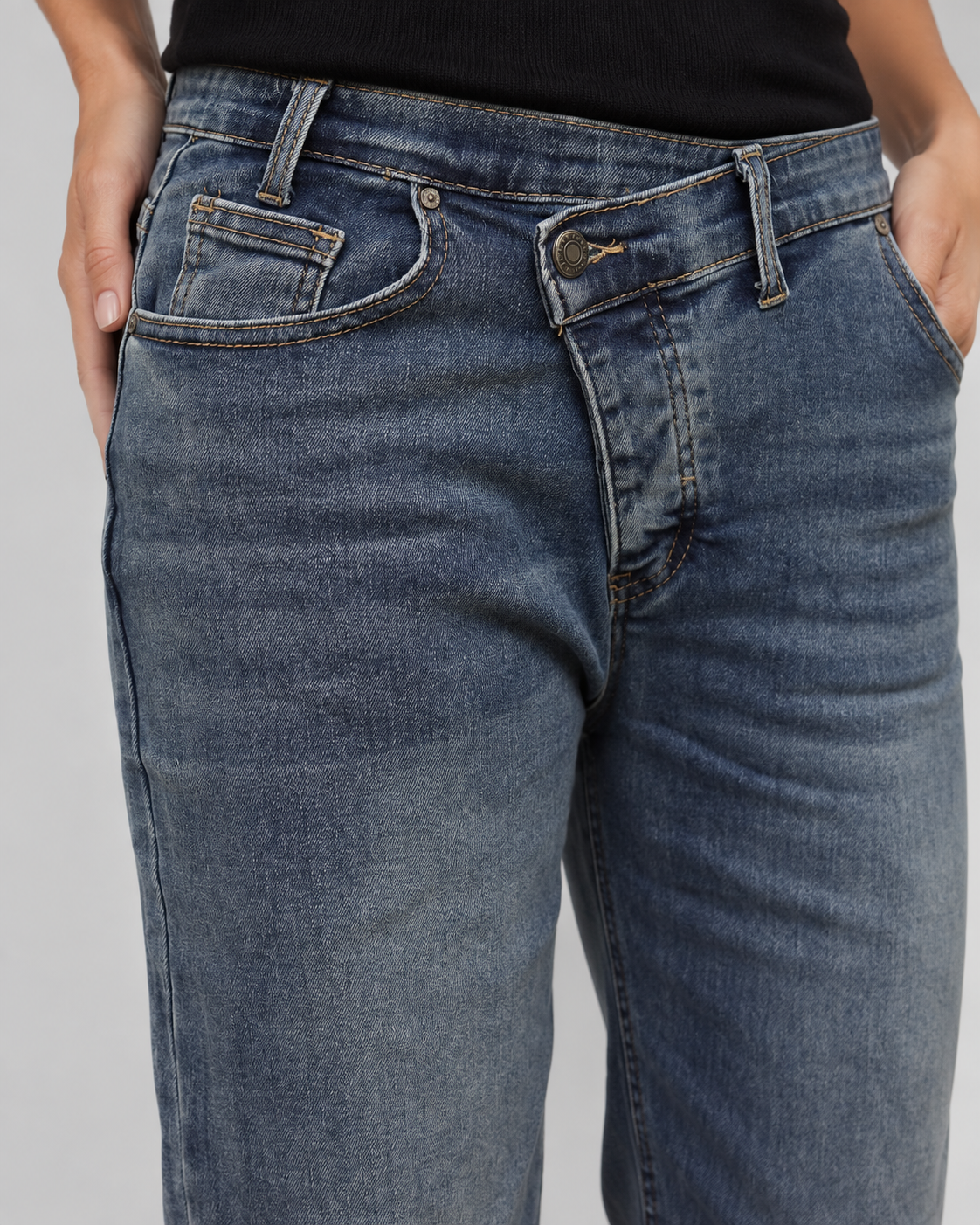Jeans drepți cu slit oblic cu nasturi, detaliu slit cu nasturi
