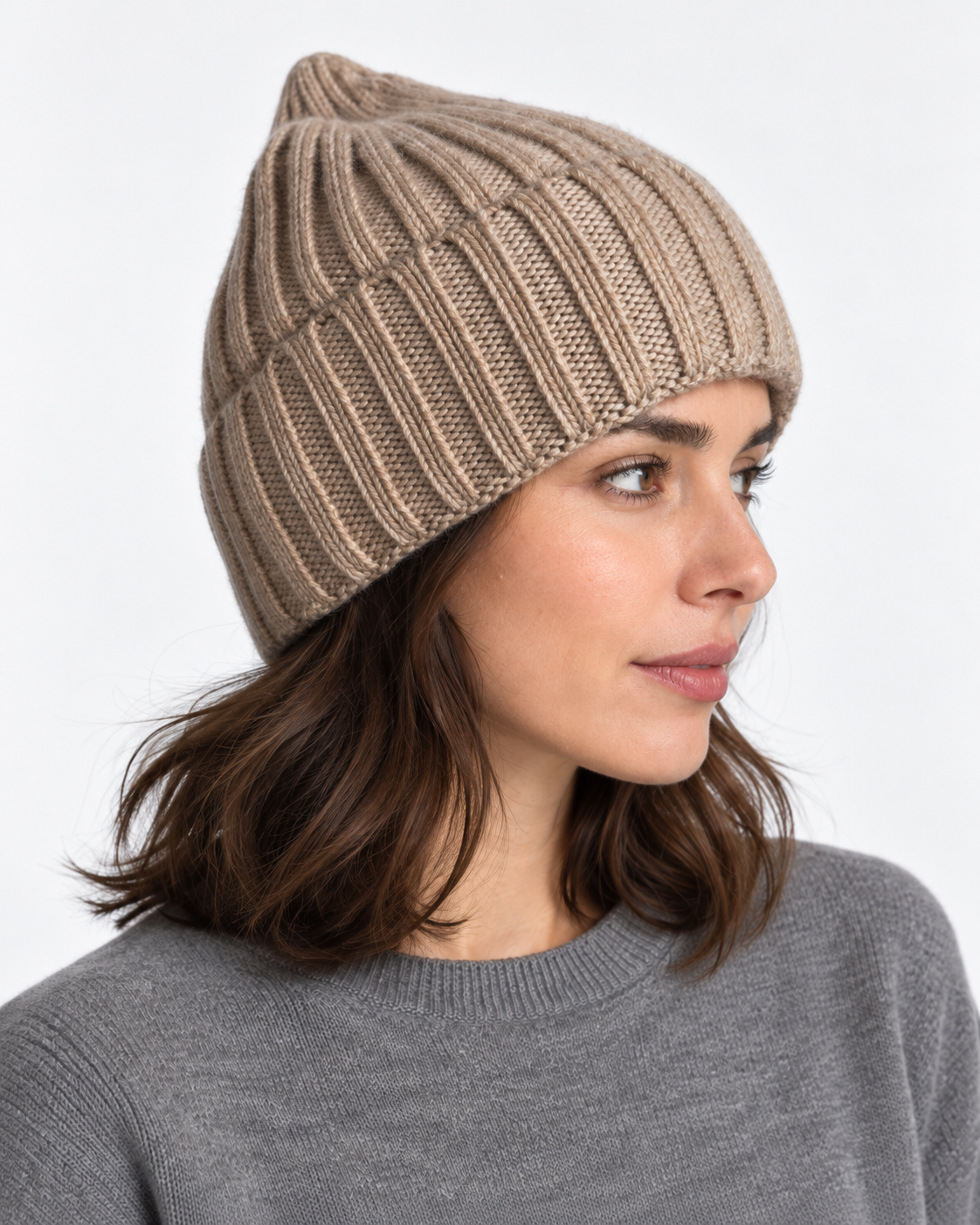 Căciulă din tricot reiat cu lână și cașmir, bej, vedere din profil - All Above Boutique
