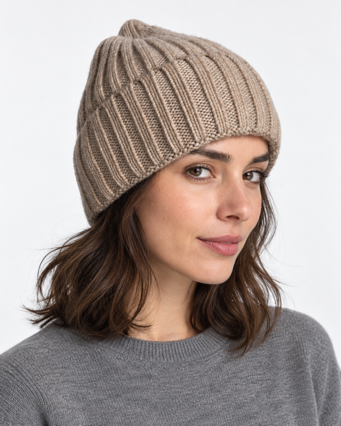 Căciulă din tricot reiat cu lână și cașmir, bej, purtată pe model - All Above Boutique