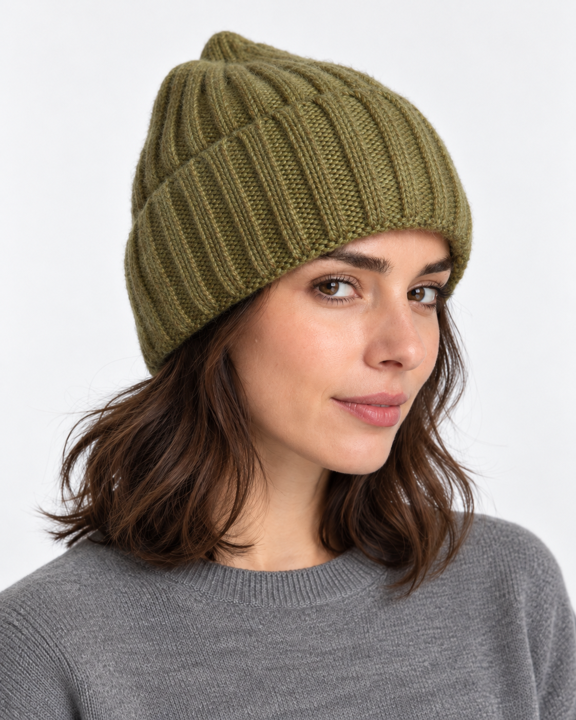 Căciulă din tricot reiat cu lână și cașmir, kaki, purtată pe model - All Above Boutique