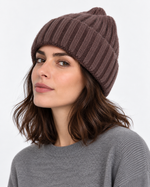 Căciulă din tricot reiat cu lână și cașmir, maro cafea, purtată pe model - All Above Boutique