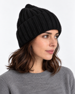 Căciulă din tricot reiat cu lână și cașmir, negru, purtată pe model - All Above Boutique