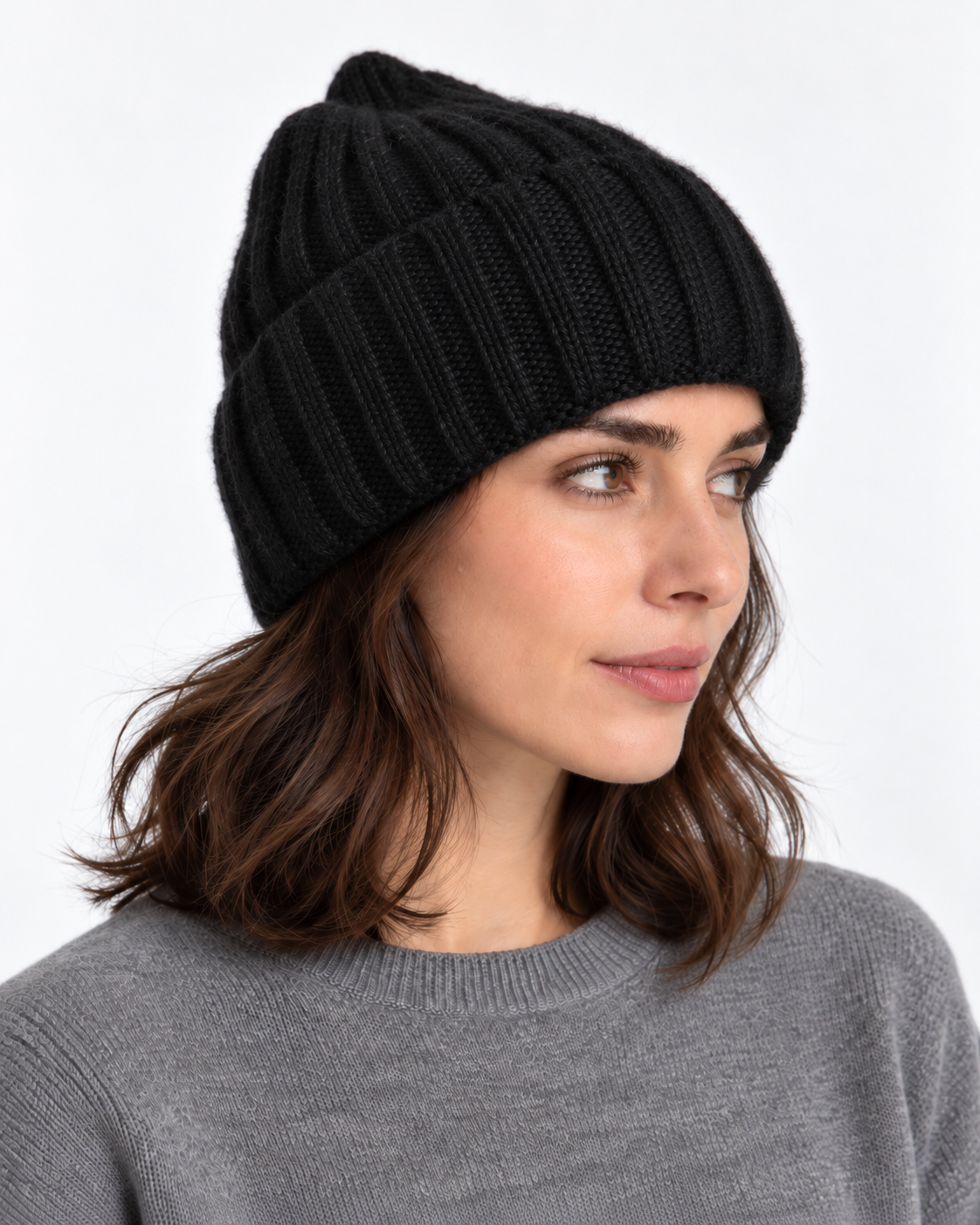Căciulă din tricot reiat cu lână și cașmir, negru, purtată pe model - All Above Boutique