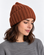 Căciulă din tricot reiat cu lână și cașmir, portocaliu închis, purtată pe model - All Above Boutique