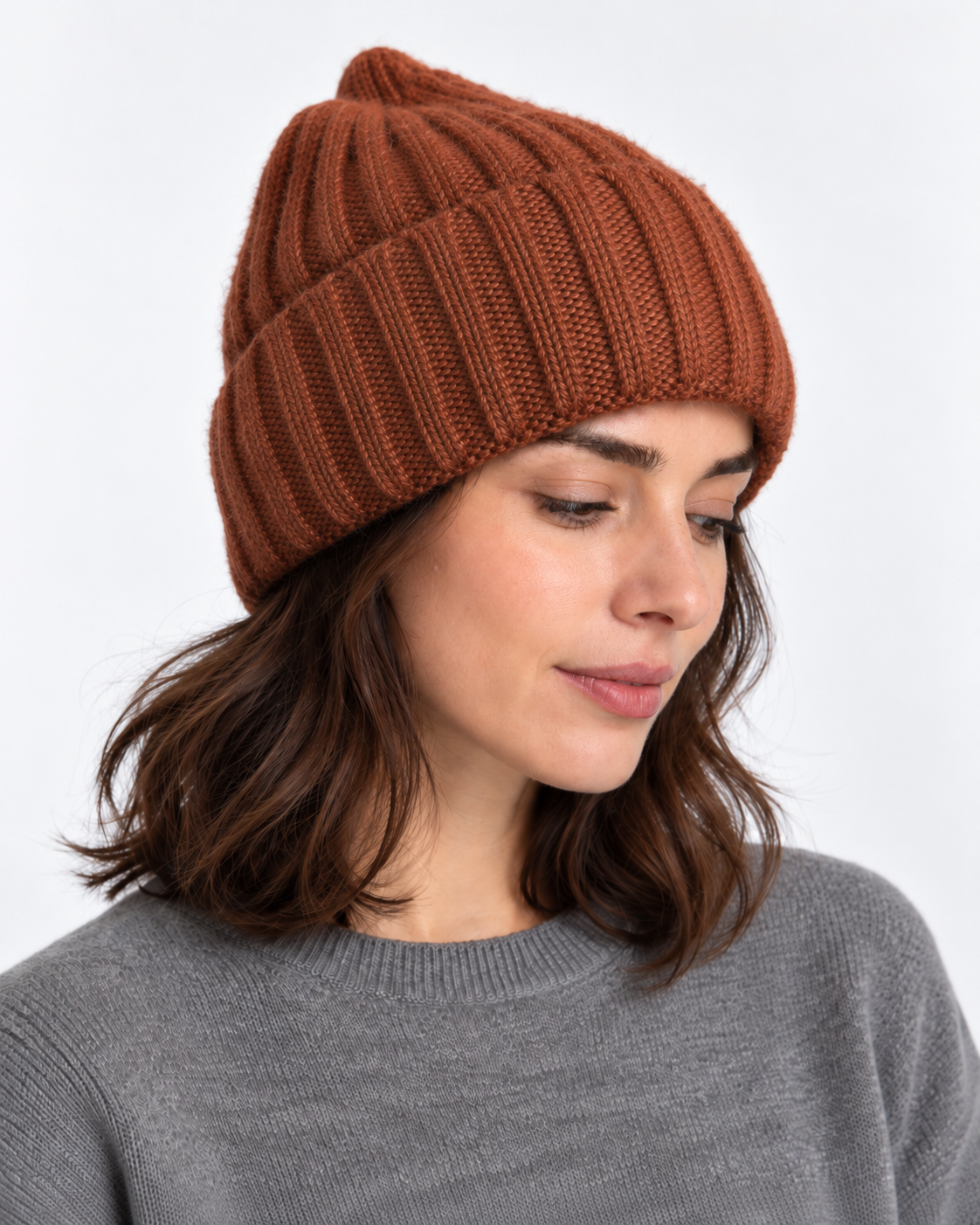 Căciulă din tricot reiat cu lână și cașmir, portocaliu închis, purtată pe model - All Above Boutique