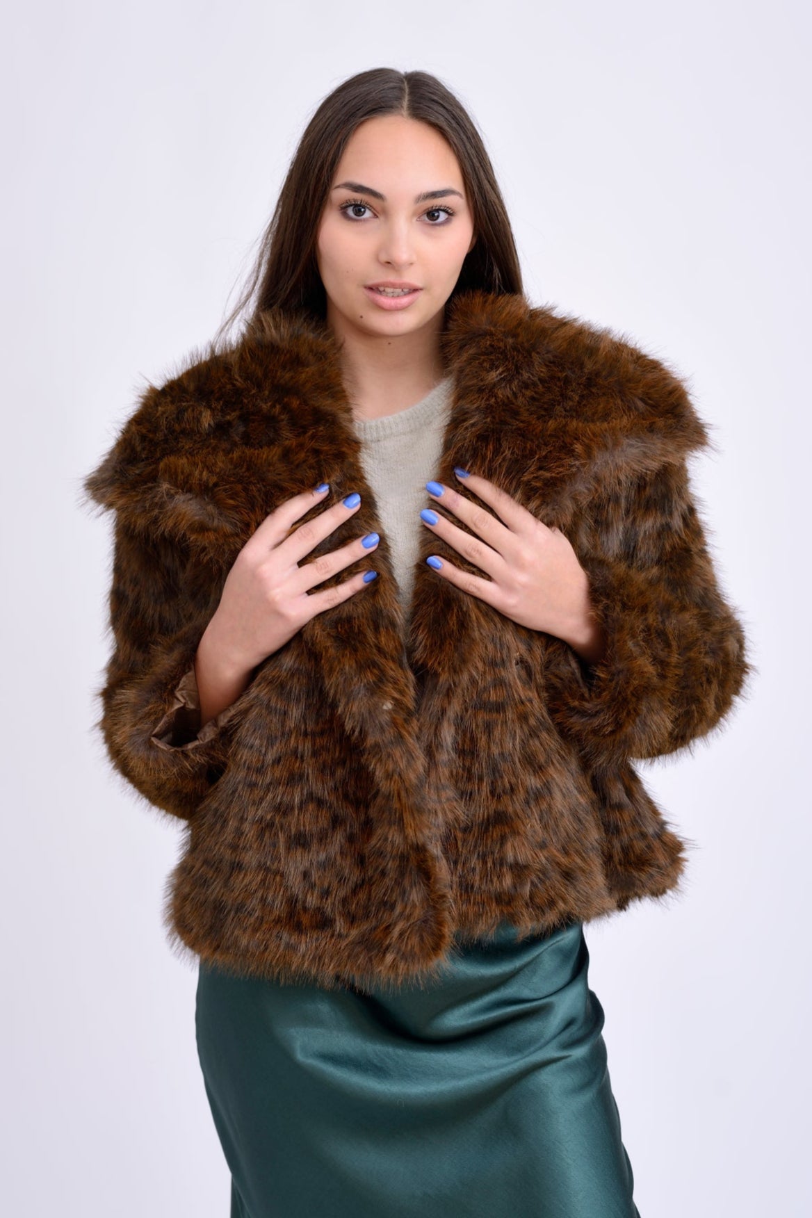 Jachetă din blană artificială cu animal print, vedere din față, croială lejeră.