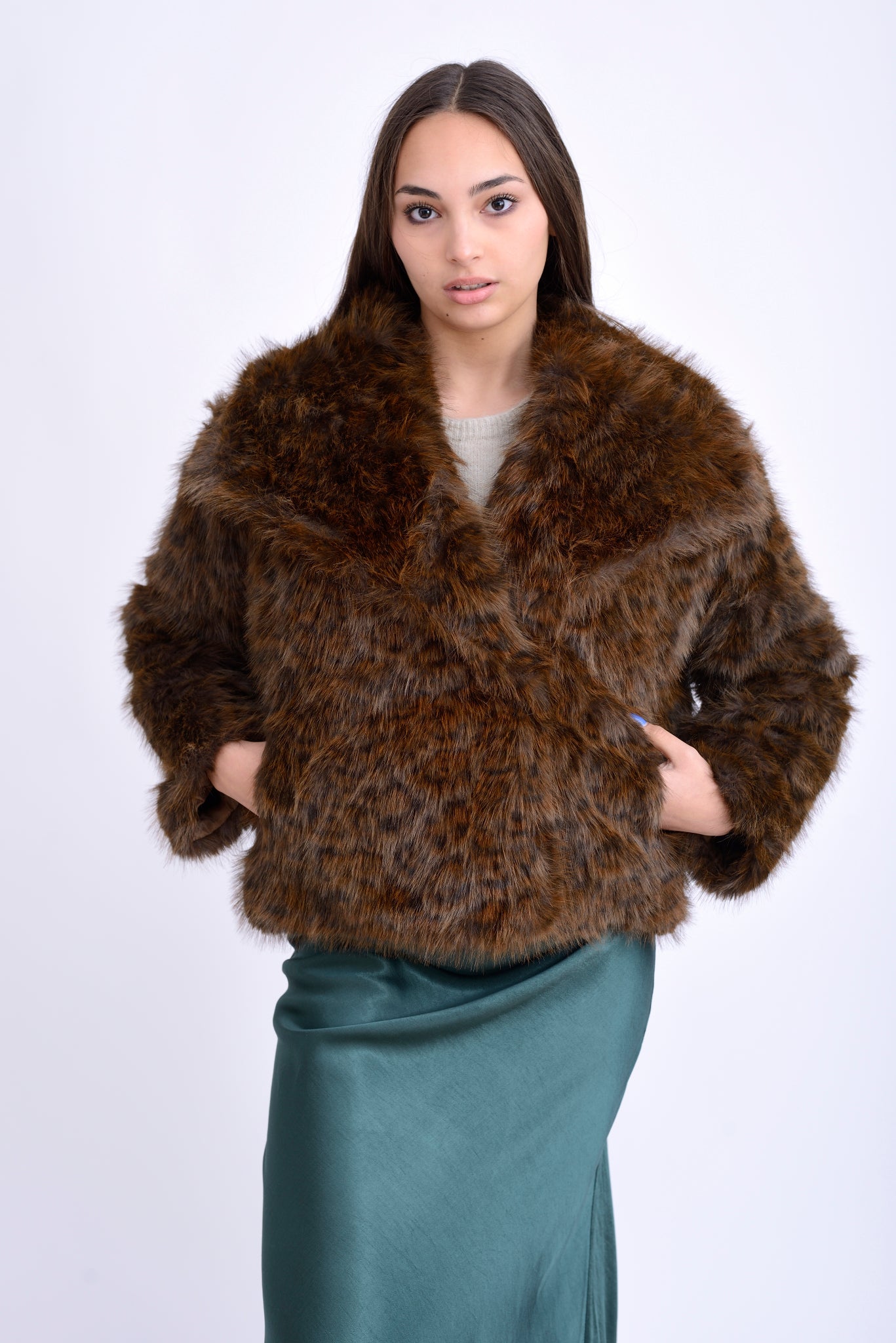 Jachetă din blană artificială cu animal print, vedere din față, croială lejeră.