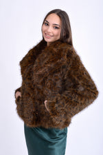 Jachetă blană artificială animal print, vedere laterală pe model.