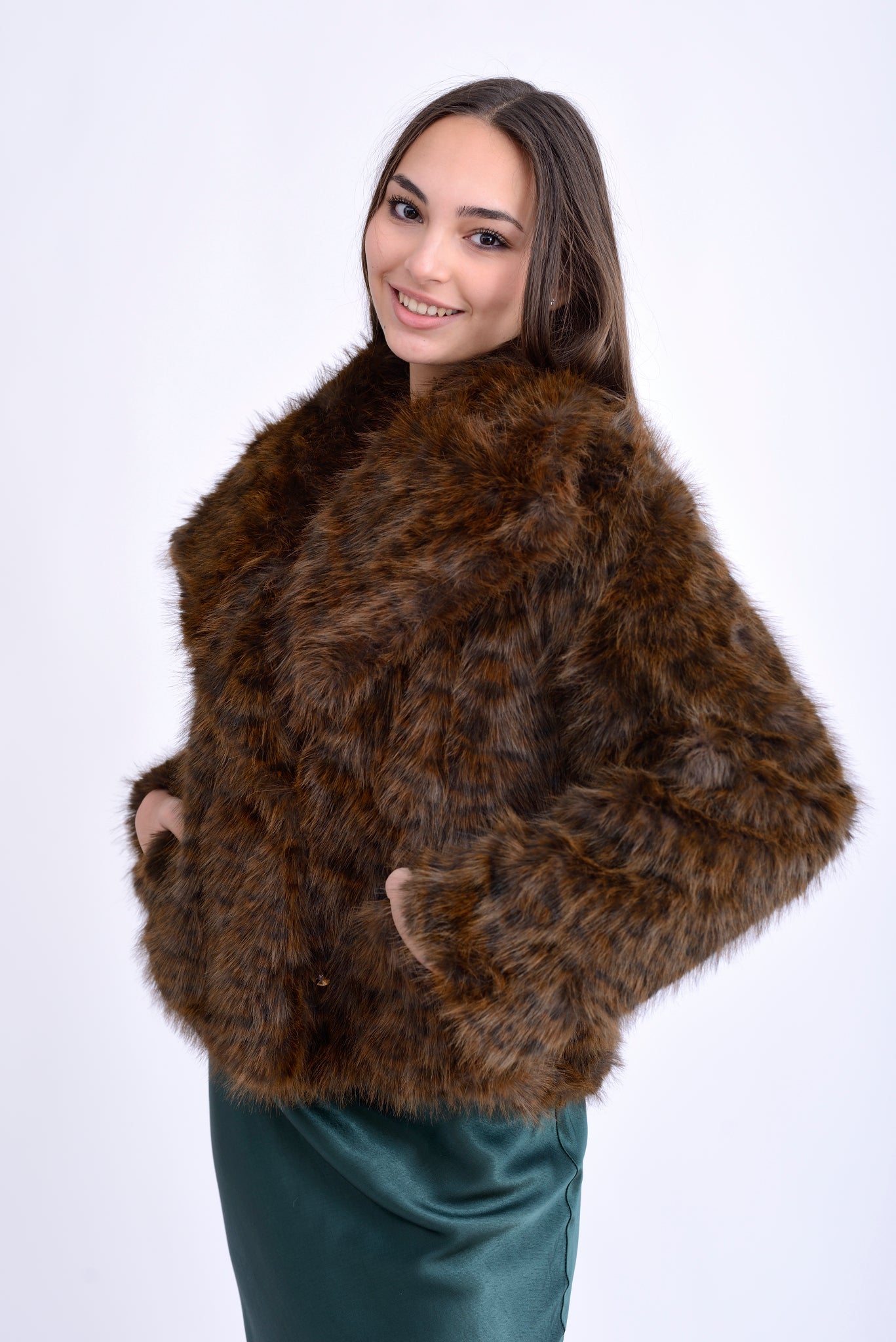Jachetă blană artificială animal print, vedere laterală pe model.