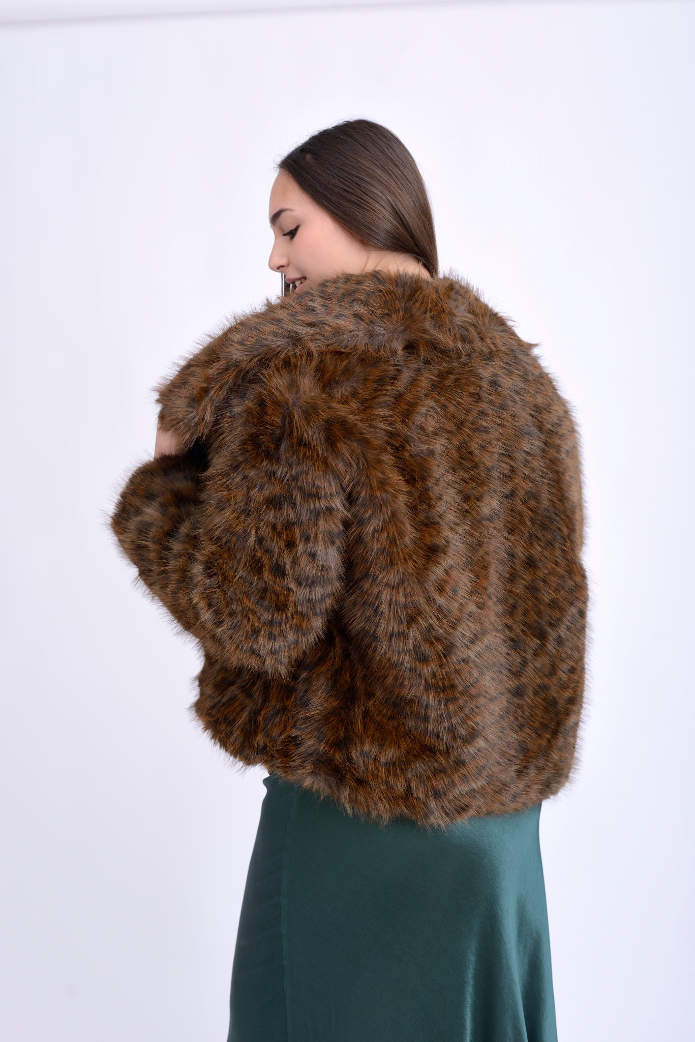 Jachetă cu animal print, vedere din spate pe model.