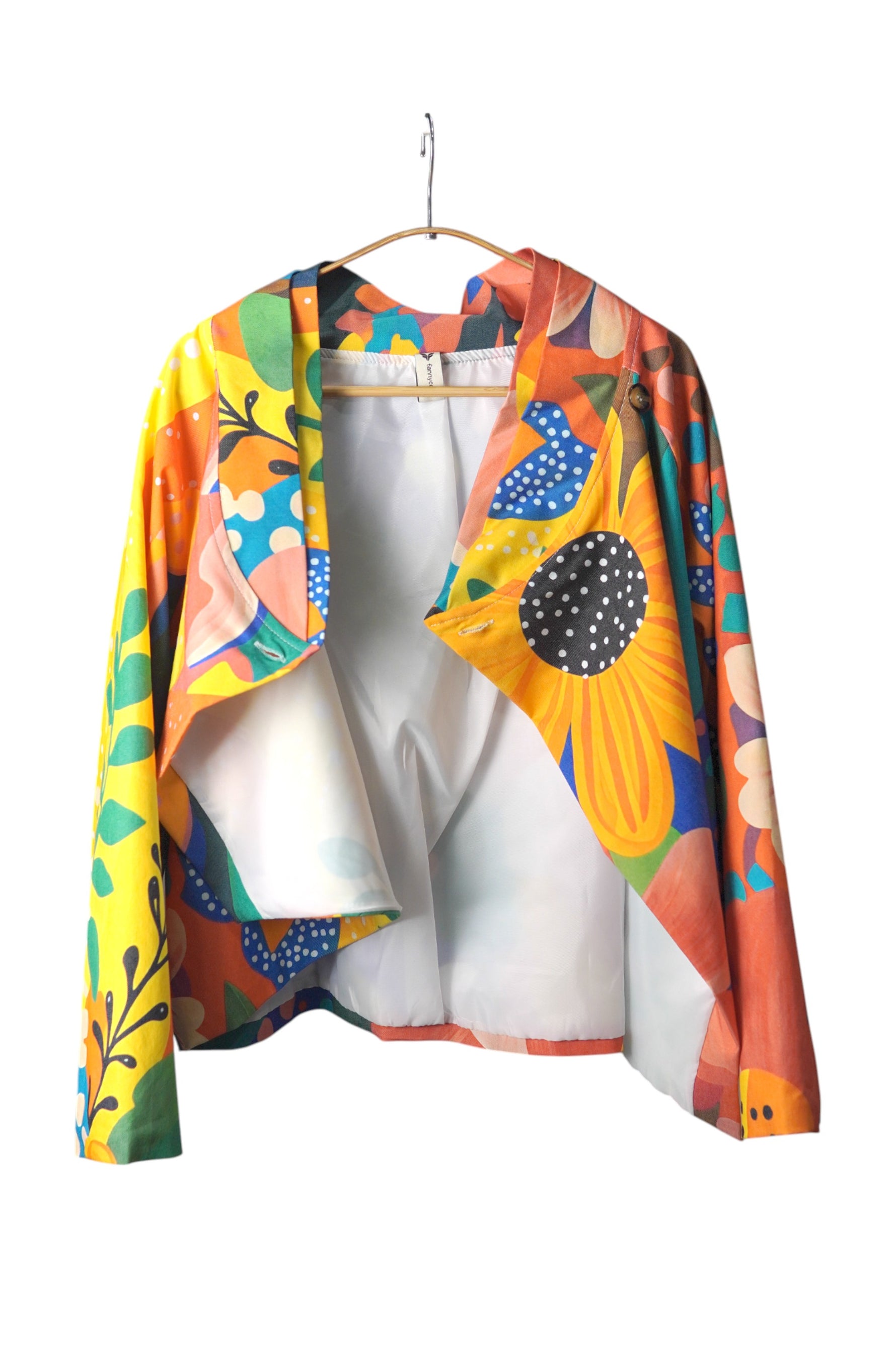  Jachetă colorată cu imprimeu artistic, închidere cu nasture lateral și croială scurtă