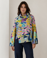 Jacheta cu imprimeu floral multicolor, cu textură structurata și design lejer potrivit pentru zi cu zi.