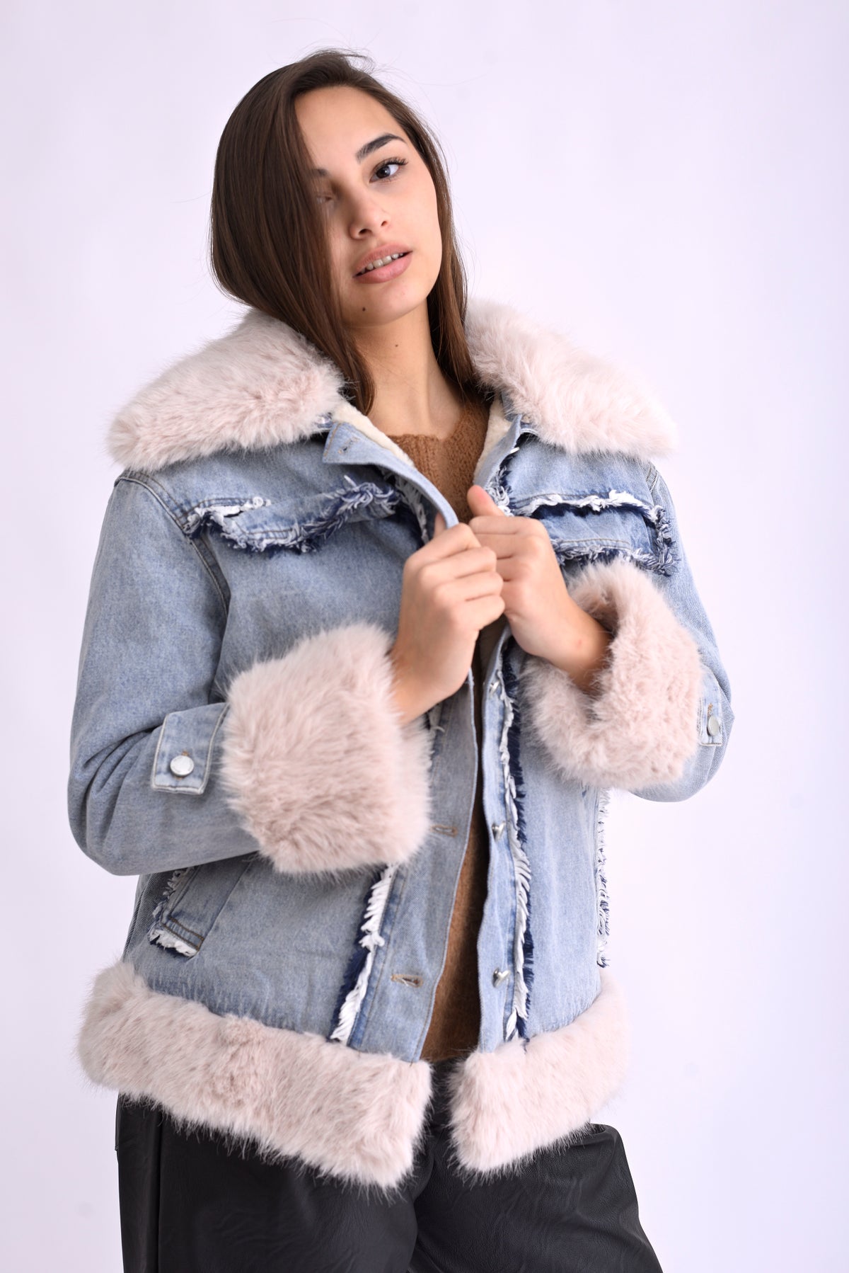 Detaliu al gulerului îmblănit și texturii catifelate a jachetei din denim albastru.