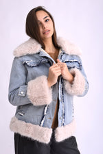 Detaliu al gulerului îmblănit și texturii catifelate a jachetei din denim albastru.